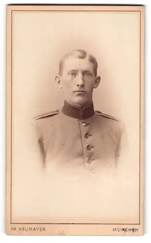 Fotografie Fr. Neumayer, München, junger Soldat in Uniform mit durchdringendem Blick