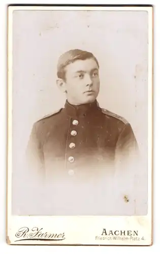 Fotografie R. Jarmer, Aachen, junger Soldat in Uniform Rgt. 40
