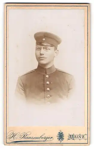 Fotografie H. Ranzenberger, Mainz, Soldat in Uniform mit Zwickerbrille