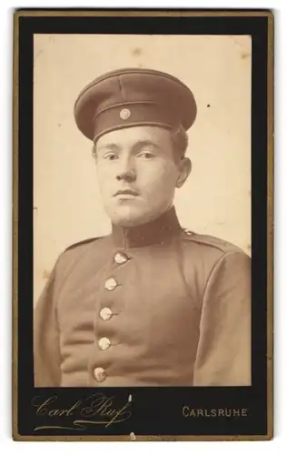 Fotografie Carl Ruf, Carlsruhe, Soldat in Uniform mit Krätzchen