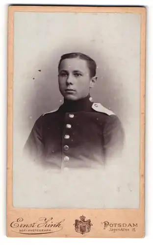 Fotografie Ernst Zink, Potsdam, junger Soldat in Uniform