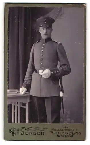 Fotografie H. Jensen, Rendsburg, Soldat in Uniform Rgt. 85 mit Bajonett und Portepee