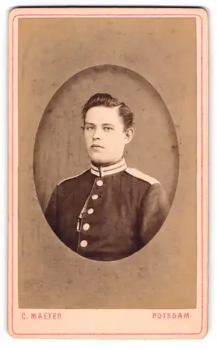 Fotografie C. Maeter, Potsdam, preussischer Soldat Wilhelm Brosgen in Gardeuniform