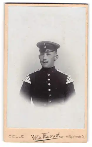 Fotografie Wilh. Margraf, Celle, Soldat in Musiker Uniform Rgt. 44 mit Schwalbennest