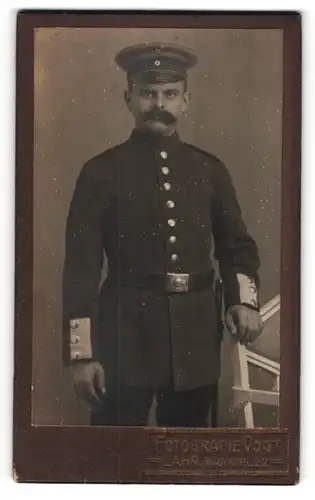 Fotografie Vogt, Lahr, Marktplatz 22, Soldat in Uniform mit Bajonett