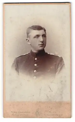 Fotografie Ferd. Urbahns, Kiel, junger Soldat in Uniform