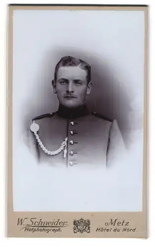 Fotografie W. Schneider, Metz, Soldat in Uniform mit Schützenschnur