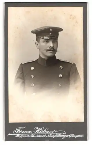 Fotografie Franz Hübner, Stuttgart, Soldat in Uniform mit Schirmmütze