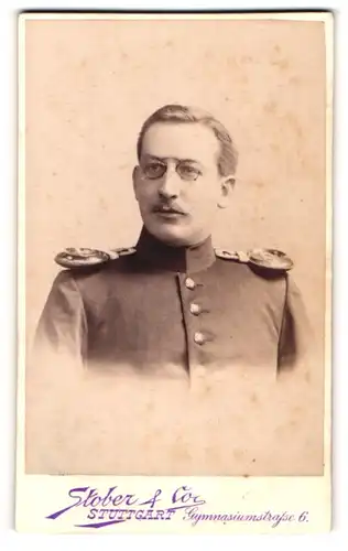 Fotografie Stober & Co., Stuttgart, Soldat in Uniform mit Epauletten und Zwickerbrille