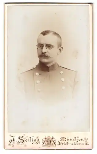 Fotografie J. Seiling, München, Soldat O. Kurrer in Uniform mit Zwickerbrille, 1899