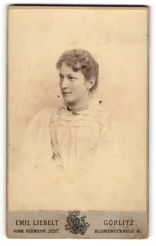 Fotografie Emil Liebelt, Görlitz, Blumenstr. 8, junge Frau Linda Herrmann mit Locken