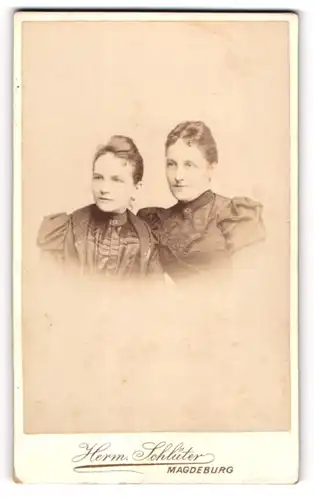 Fotografie Herm. Schlüter, Magdeburg, zwei junge Frauen Emma und Emilie Lüder in Kleidern
