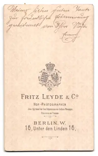 Fotografie Fritz Leyde & Co., Berlin, junge Frau Emmy im mit Blumen bestickten Kleid