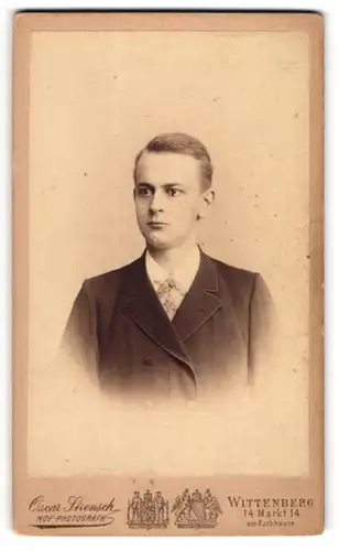 Fotografie Oscar Strensch, Wittenberg, junger Mann O. G. im Anzug, 1895