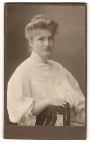 Fotografie Ferd. Urbahns, Kiel, junge Frau Ilse in weisser Bluse mit hochgesteckten Haaren, 1906