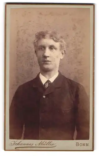 Fotografie Johannes Müller, Bonn, junger Student W. Barenberg im Anzug