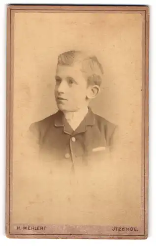Fotografie Mehlert, Itzehoe, junger Knabe Ferdinand Warnke im Anzug