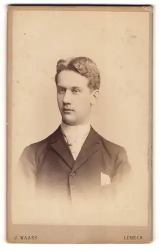 Fotografie J. Maass, Lübeck, junger Mann G. Schröder im Anzug