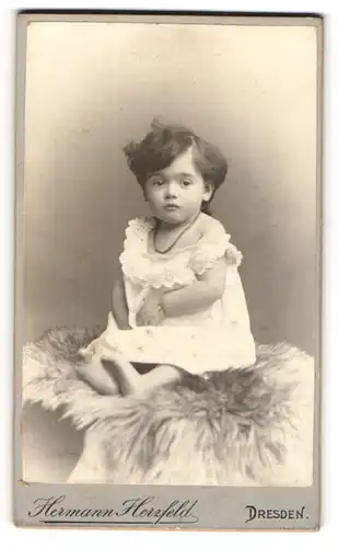 Fotografie Hermann Herzfeld, Dresden, niedliches kleines Mädchen im weissen Kleidchen mit Perlenkette