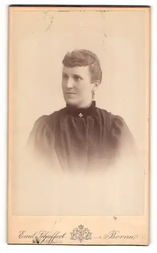 Fotografie Emil Schuffert, Borna, junge Frau Lis. Deutschbein im dunklen Kleid, 1896