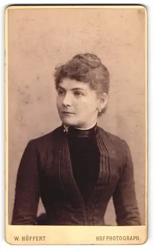 Fotografie W. Höffert, Berlin, Portrait junge Frau im dunklen tailierten Kleid, 1888