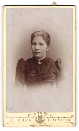 Fotografie E. Born, Dresden, junge Frau Martha im dunklen Kleid mit Brosche