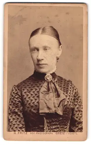 Fotografie H. Fritz, Greiz i. V., Portrait Frau Anna Heller im gemusterten Kleid mit Brosche