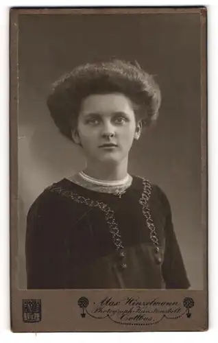 Fotografie Max Hinzelmann, Cottbus, Portrait junge Frau Elli im dunklen Kleid mit toupierten Haaren, 1911