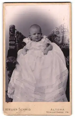 Fotografie Atelier Schmid, Altona, Portrait junger Knabe Gustav Theod. Hagelberg im weiten weissen Kleid, 1901