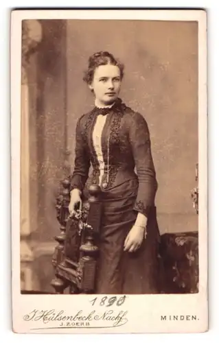 Fotografie J. Hülsenbeck Nachf., Minden, junge Frau im Kleid im Dutt, 1860