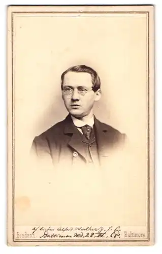 Fotografie Bendann Bros., Baltimore, junger Amerikaner im Anzug mit Brille, 1865