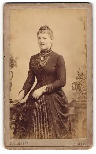 Fotografie C. A. Müller, Berlin, junge Frau Mathilde Sievert im Kleid mit Kette