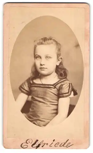 Fotografie unbekannter Fotograf und Ort, niedliches kleines Mädchen Elfriede mit 6 Jahren im Kleid, 1877