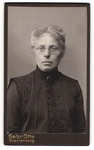 Fotografie Gebr. Otto, Oranienburg, ältere Dame im dunklen Kleid mit Brille, 1916