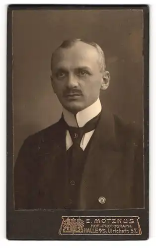 Fotografie E. Motzkus, Halle / Saale, Portrait Herr Walter Wichmann im Anzug, 1912