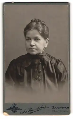 Fotografie J. Rauchfuss, Bodenbach, Bahnhofstr., Portrait Frau Emilie Lorenz im seidenen Kleid