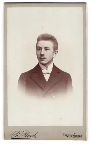 Fotografie R. Gast, Würzburg, junger Mann Hans Teutlein im Anzug mit Fliege, 1900