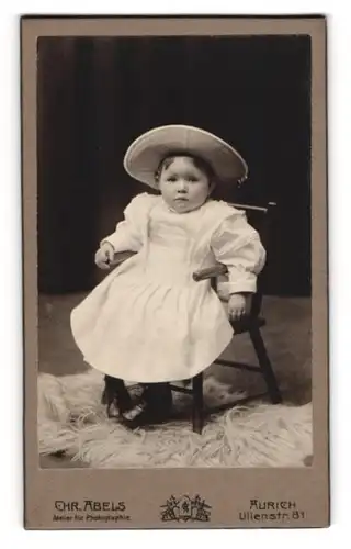 Fotografie Chr. Abels, Aurich, kleines Mädchen Fiedche. Müller aus Georgsheil im weissen Kleid mit Hut