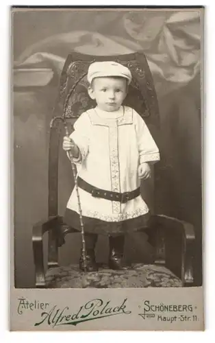 Fotografie Alfred Polack, Berlin-Schöneberg, junger Knabe Günther Pauli im weissen Kleid mit Stock