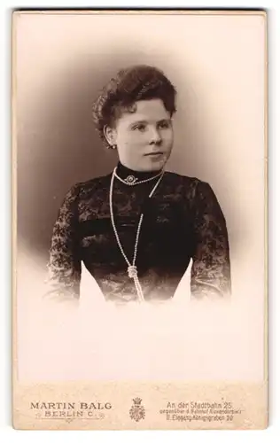Fotografie Martin Balg, Berlin, Portrait Frau Hulda Pauli im tailliertein Kleid mit Perlenkette