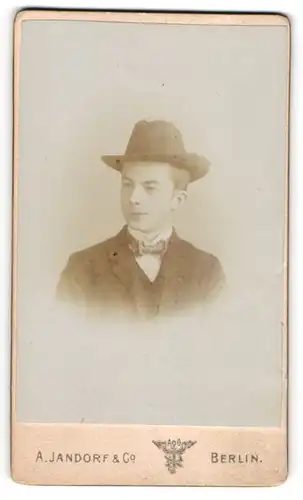 Fotografie A. Jandorf & Co., Berlin, Portrait junger Mann Eberhard mit 18 Jahren im Anzug, 1902