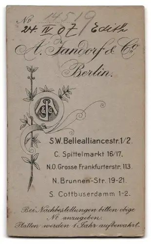 Fotografie A. Jandorf & Co., Berlin, niedliches kleines Mädchen Edith im weissen Kleidchen