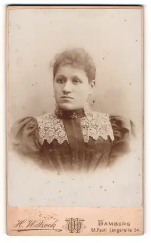 Fotografie H. Wittrock, Hamburg, junge Frau Charlotte im Kleid mit Spitze