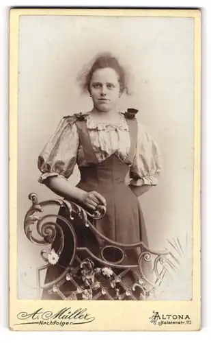 Fotografie A. Müller, Altona, junge Frau Elisabeth Piening im Kleid mit Trägern und stuppigen Haaren