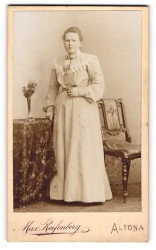 Fotografie Max Reifenberg, Altona, junge Frau Cäcilie Piening im hellen Kleid