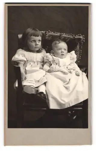Fotografie unbekannter Fotograf und Ort, zwei kleine Geschwister Margot und Hans Walter in hellen Kleidern, 1903