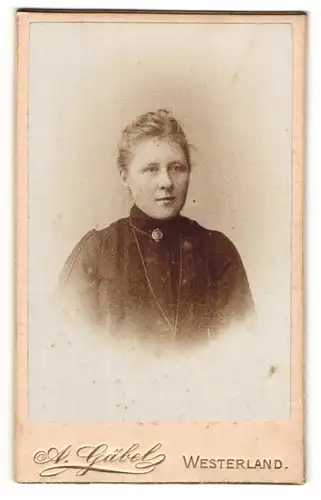 Fotografie A. Gäbel, Westerland, junge Frau im dunklen Kleid aus Westerland / Sylt, 1904