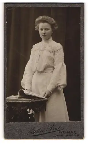 Fotografie Atelier Paul, Weimar, Portrait junge Frau Elly Delle im weissen Kleid, 1904