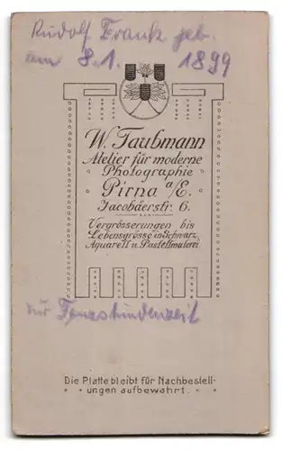 Fotografie Walter Taubmann, Pirna / Elbe, junger Mann Rudolf Frank im Anzug mit Krawatte, 1899