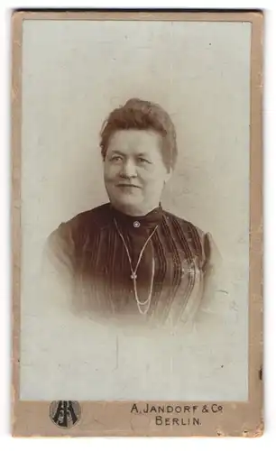 Fotografie A. Jandorf & Co., Berlin, Portrait Frau Berg im Kleid mit Halskette